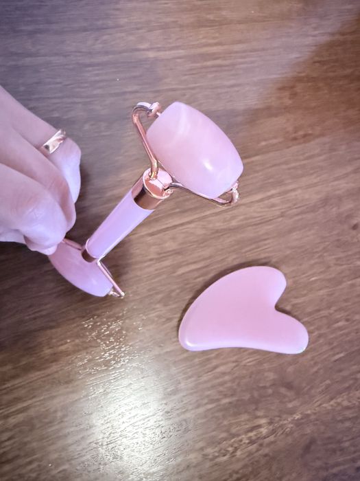 Kit Rolo Facial + Gua Sha Quartzo Rosa - Como Novo