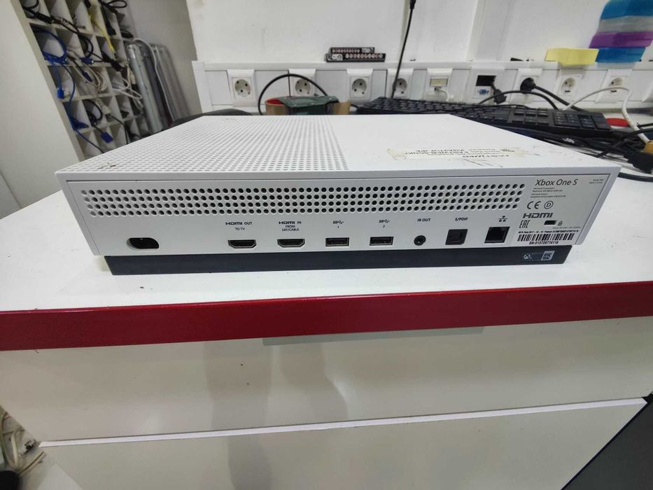 Xbox One s - só consola e cabos