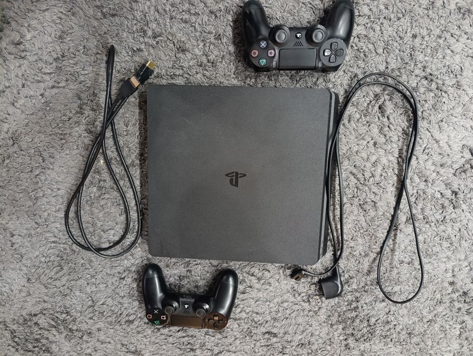 PS4 slim z dwoma kontrolerami