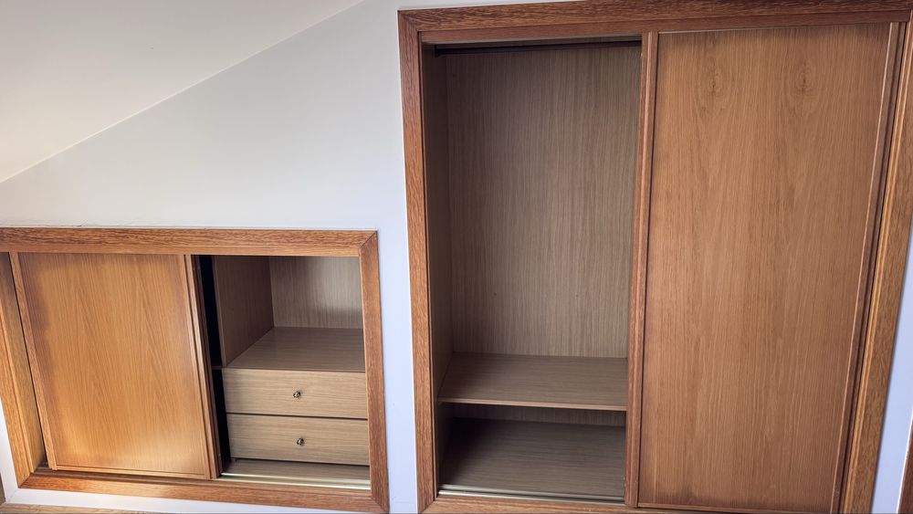 3 Roupeiros embutidos com portas de correr