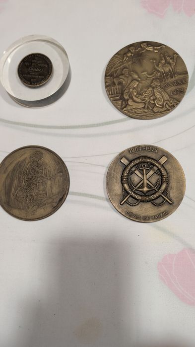 Vendo medalhas antigas