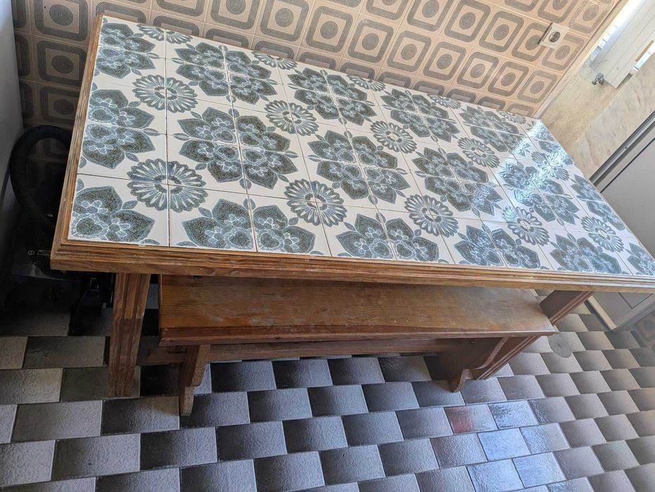 Mesa rústica em madeira maciça com tampo em azulejos + Banco