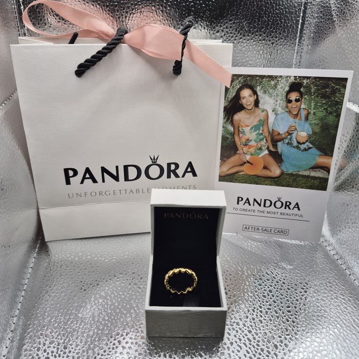 Anel Pandora Row of Hearts Dourado