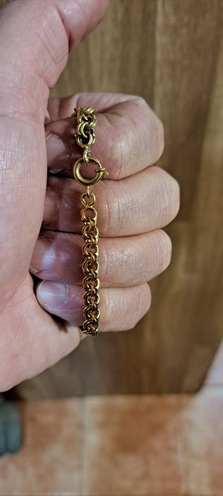 Pulseira em prata dourada.