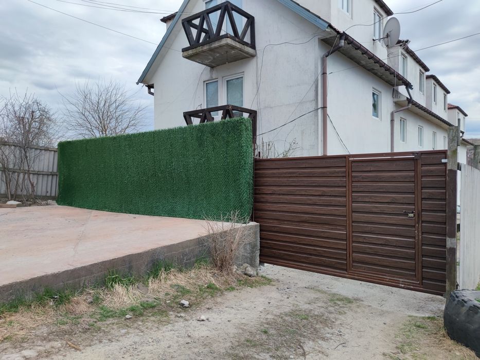 Продам багатоквартирний будинок в с.Хотів