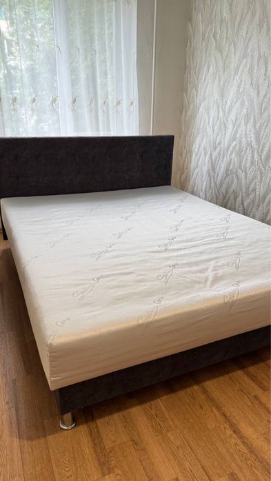 Ліжко двуспальне.