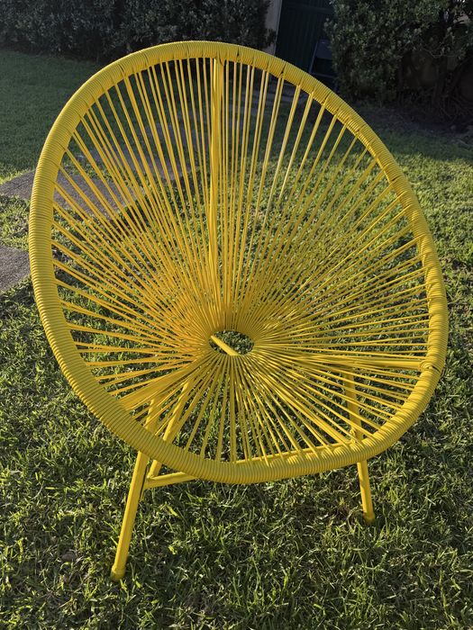 cadeiras estilo Acapulco e 1 mesa redonda com tampo em vidro