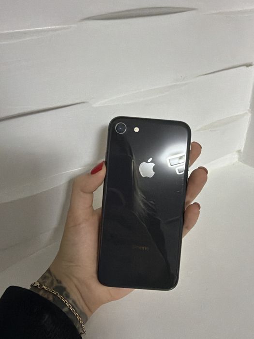 Продам IPhone 8