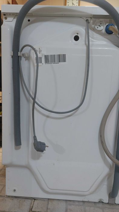 Máquina de lavar roupas seminova.