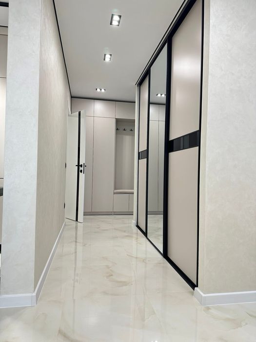 Сучасна стильна новенька квартирка