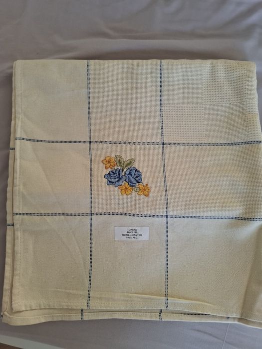 Vende se toalha de mesa nova 160x160 com bordados