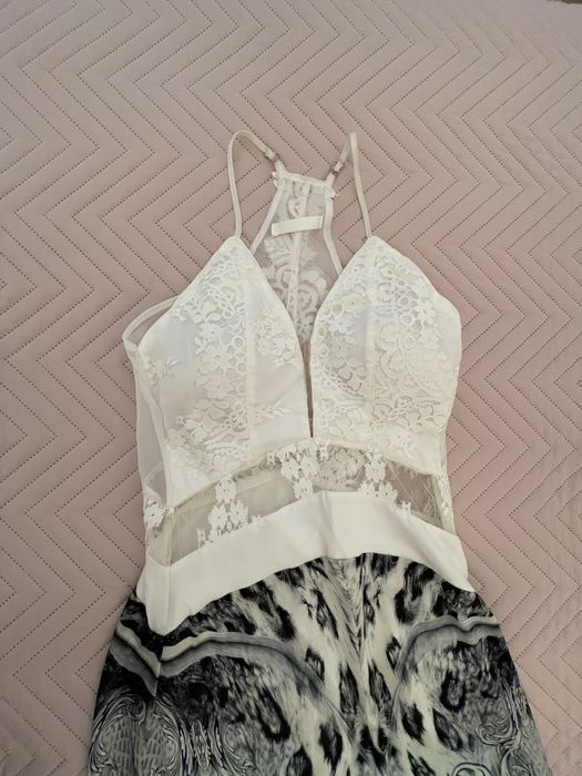 Vestido longo, azul e branco, com renda