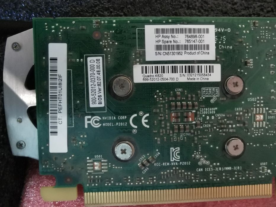 Nvidia Quadro k620 com cabos DVI_HDMI 
Com cabo de ligação, DVI /HDMI.
Com cabo de ligação, DVI /HDMI.
