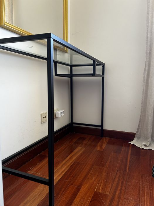 Mesa de vidro e metal em preto - IKEA