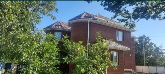 Гарний будинок біля річки .