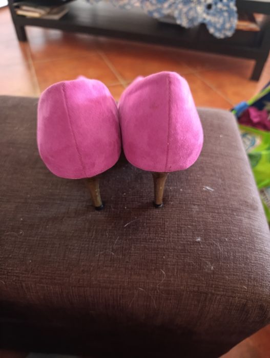 Sapatos stiletto rosa choque