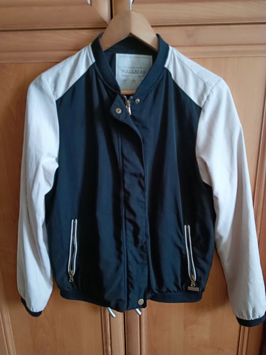 Stylowy Bomber Pull&Bear – Klasyczny Look Black & White
