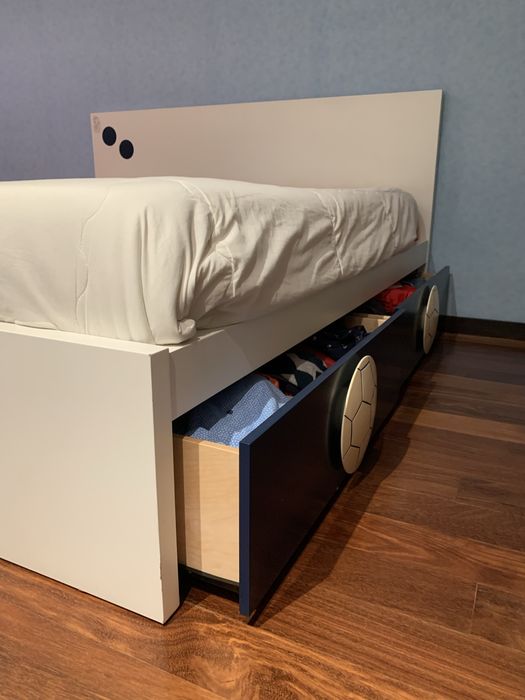 Cama de solteiro, com mesinha de cabeceira