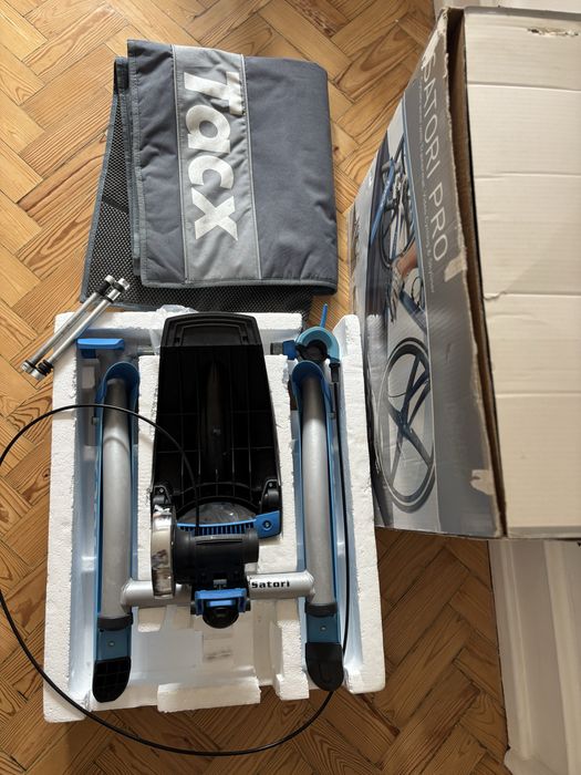 Rolo de treino Tacx Satori Pro + Tapete de treino + Eixos E-Thru
