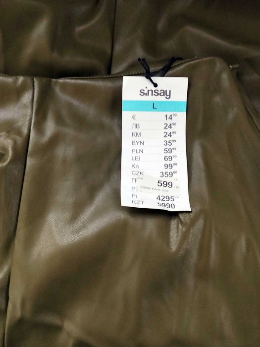 Спідниця з еко шкіри,колір хакі. Розмір L. Нова.