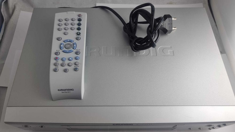 Magnetowid Grundig + pilot