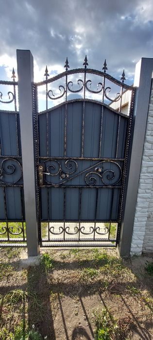 Продається житлове приміщення та гараж на два авто