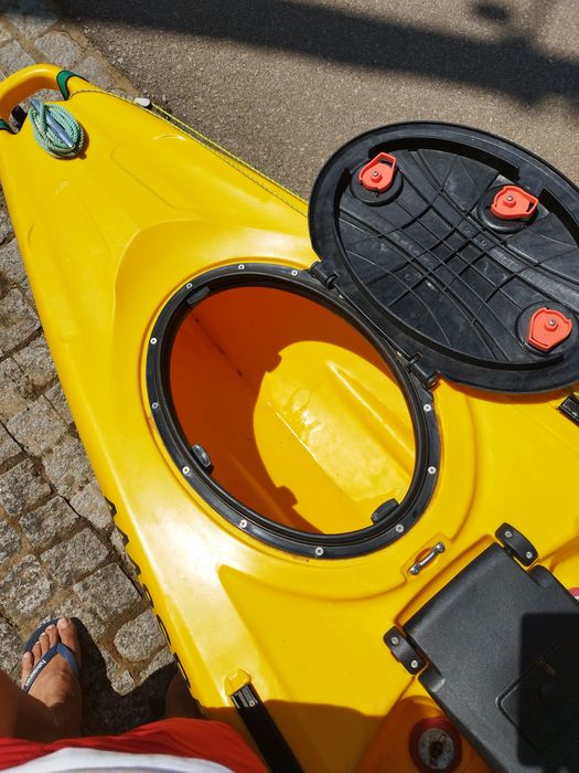 Kayak usado para pesca com acessórios