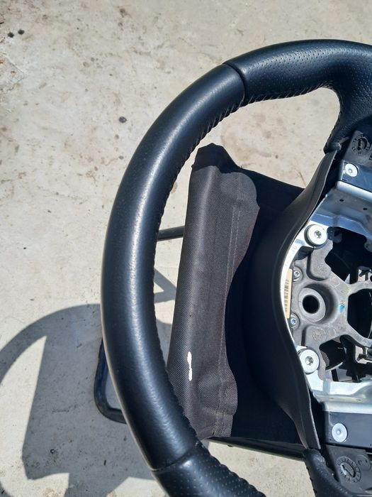 Кермо Ніссан Жук