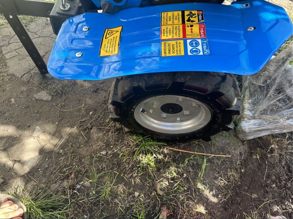 Новий мотоблок з фрезами та плугом