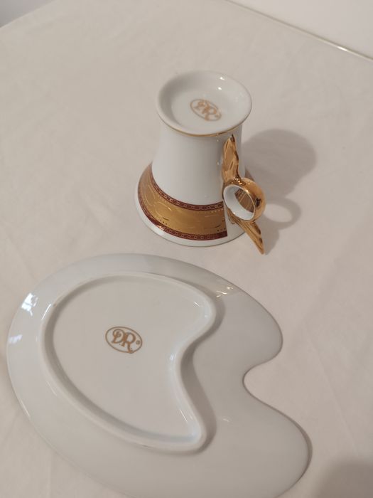 Chávena de Chá e Pires. Porcelana.  DR. Novo