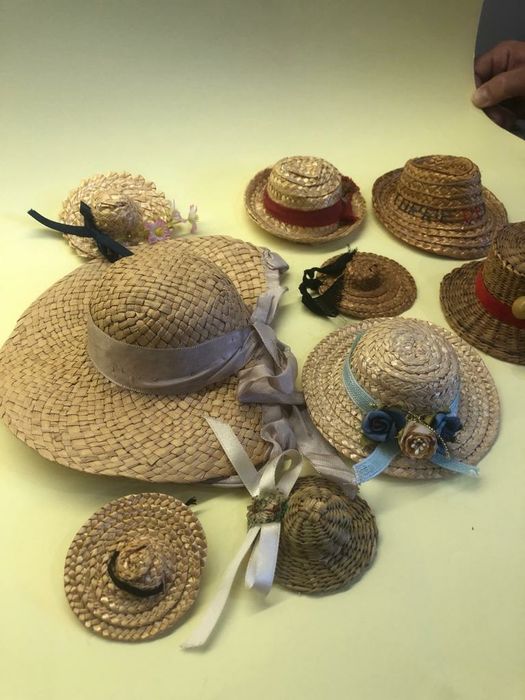 Chapéus para bonecas antigos palha