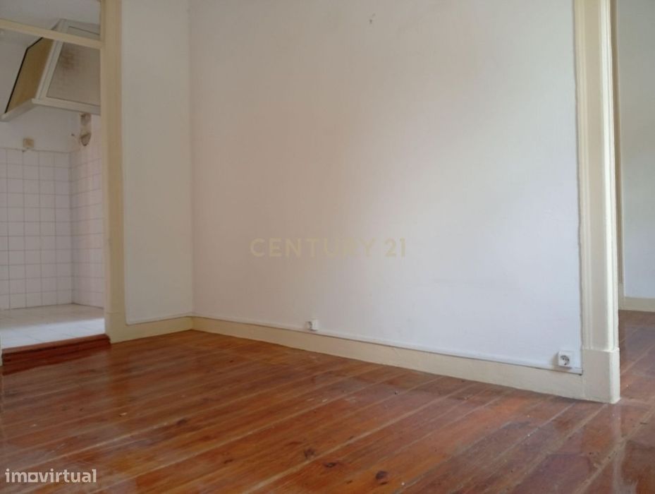 Apartamento para remodelação total situado na zona oriental (a 10m a p
