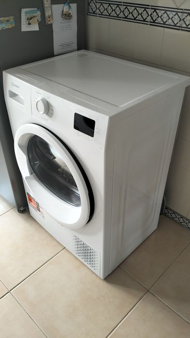 Máquina de secar roupa Indesit 8 kg como nova, ainda tem 2 anos e 7 meses de garantia Worten
