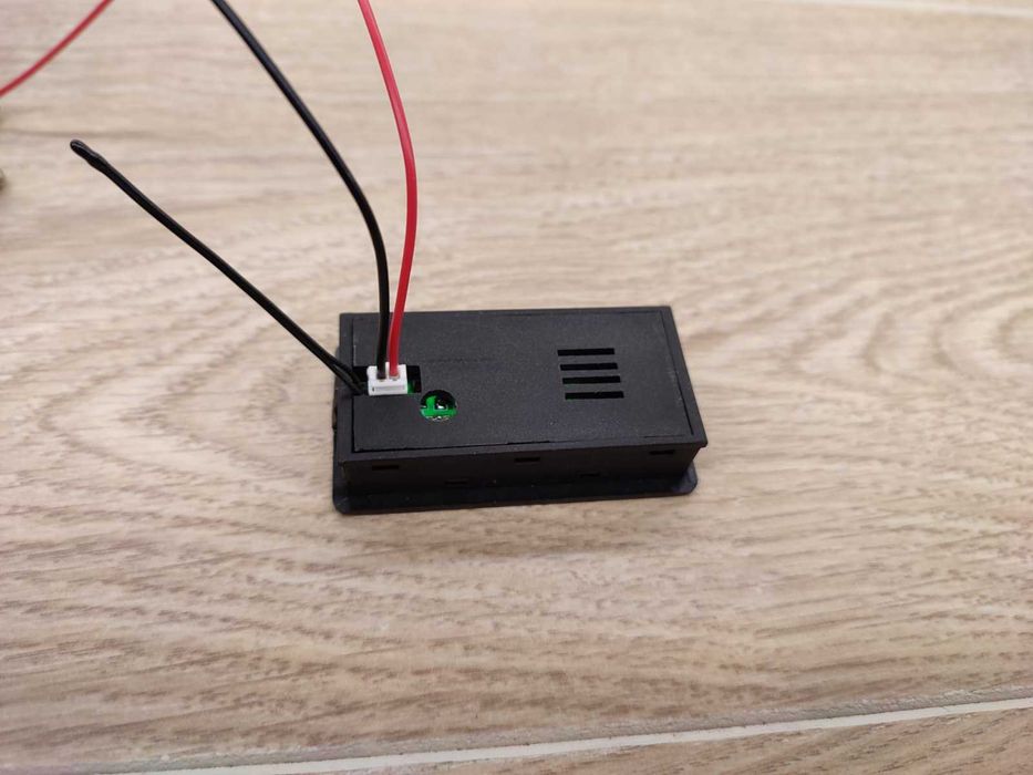 Индикатор заряда аккумуляторов с датчиком температуры врезной