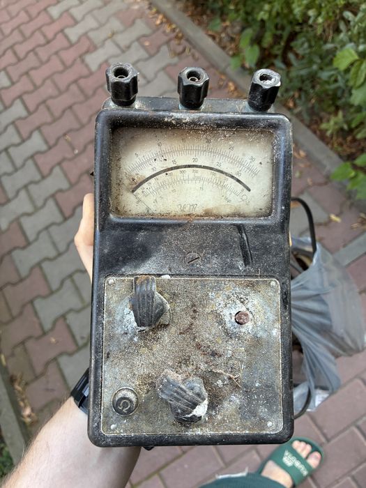 stary radziecki/PRL-owski multimetr analogowy (tzw. miernik uniwersalny / UM / Lavo).