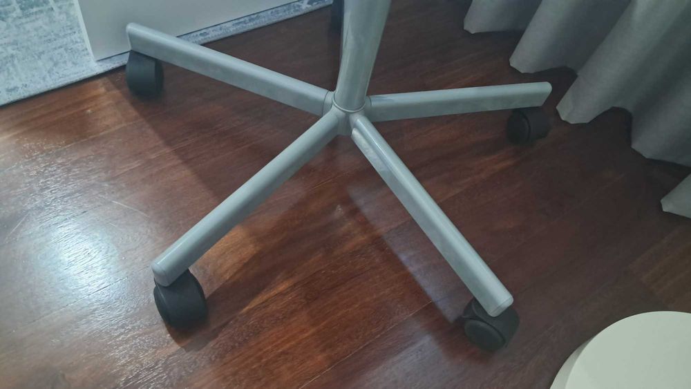 Cadeira branca de secretária de criança, da ikea.