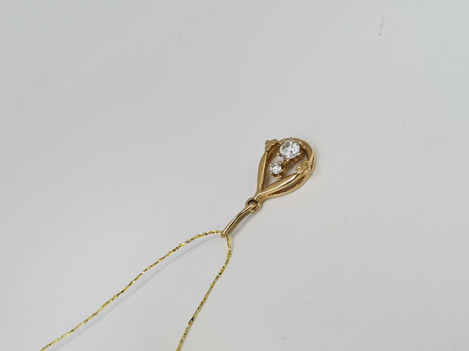 Złota zawieszka z cyrkoniami.