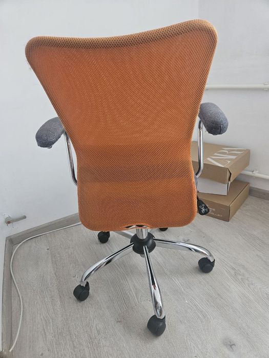 Офісне крісло з регулюванням висоти сидіння