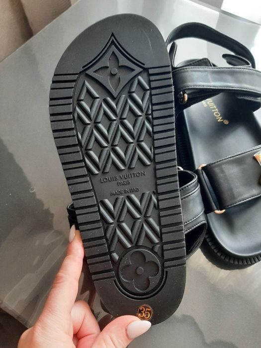 Кожаные сандали в стиле известного бренда