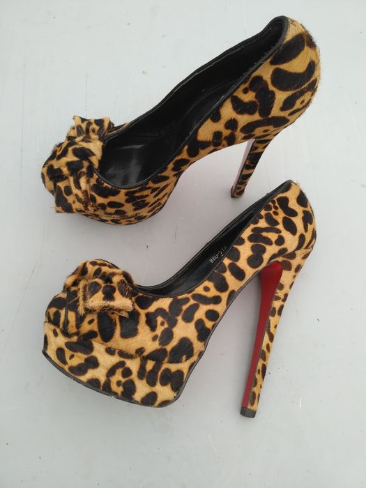Туфли лабутены леопардовые.