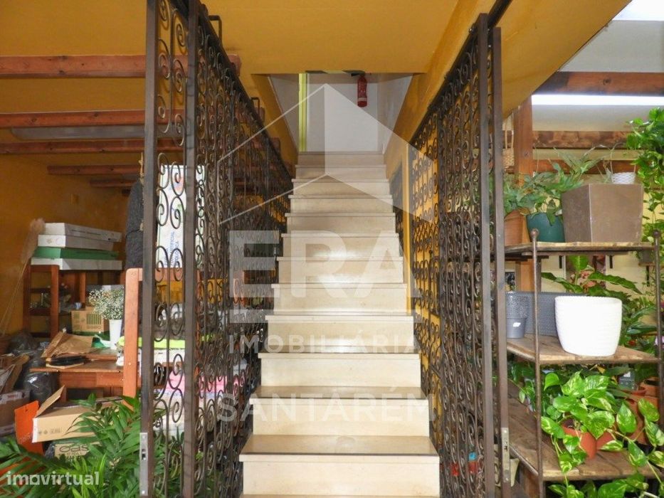 Prédio com 2 Lojas + Apartamento T1