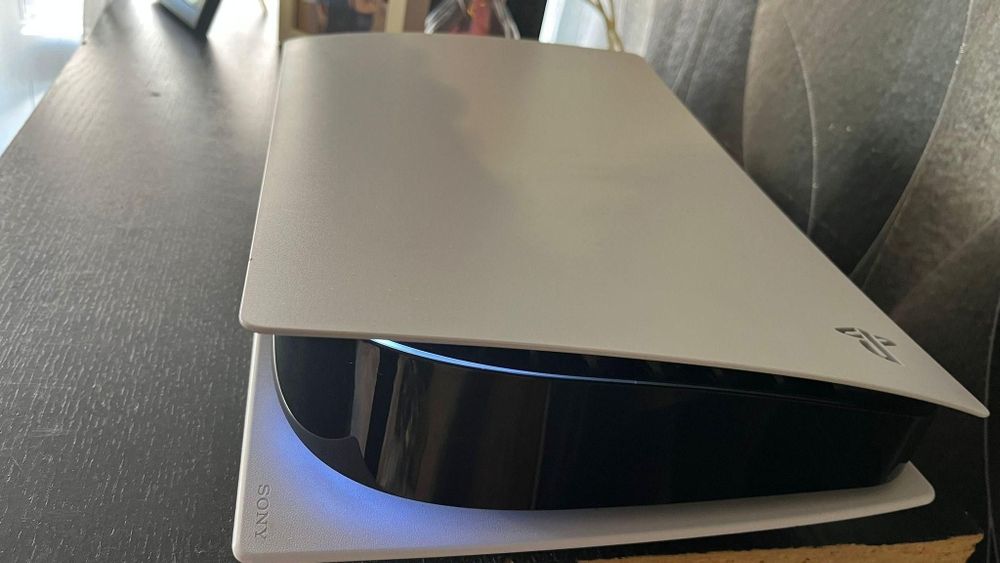 Ps5 com dois comandos um monitor e cabo de carregador