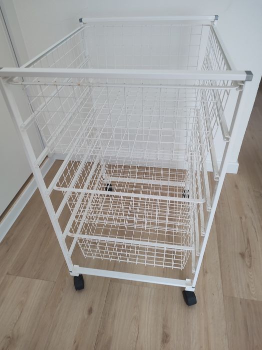 Estrutura de metal/ carrinho com três cestos