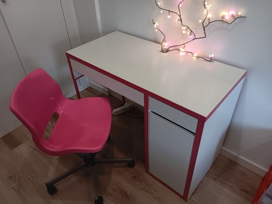 Secretaria IKEA com cadeira