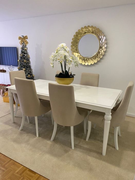 Mesa de jantar e seis cadeiras