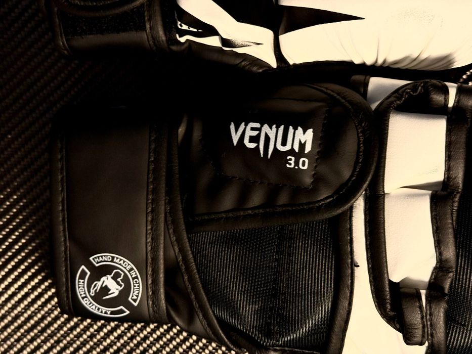Перчатки для MMA venum