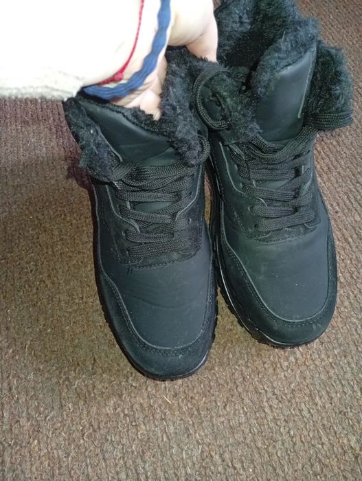 Є вот такі Жіночі Сапожки на Зиму розмір є на Фото.