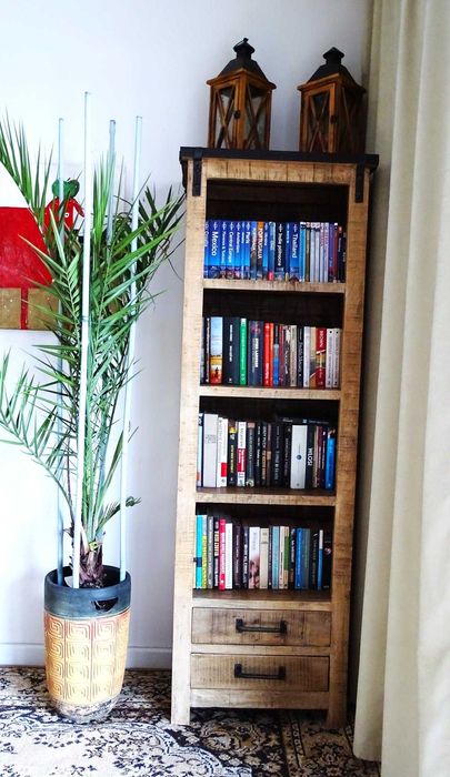 Kolonialna drewniana witryna / regał z litego drewna – śliczny