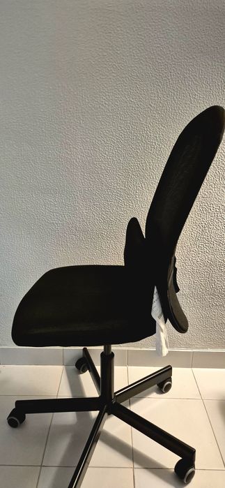 Cadeira escritorio preta FLINTAN.