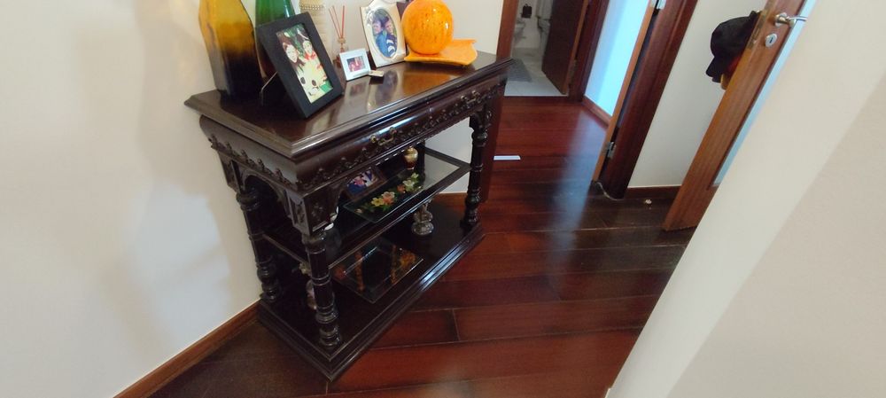 Móvel com duas gavetas e prateleira em vidro